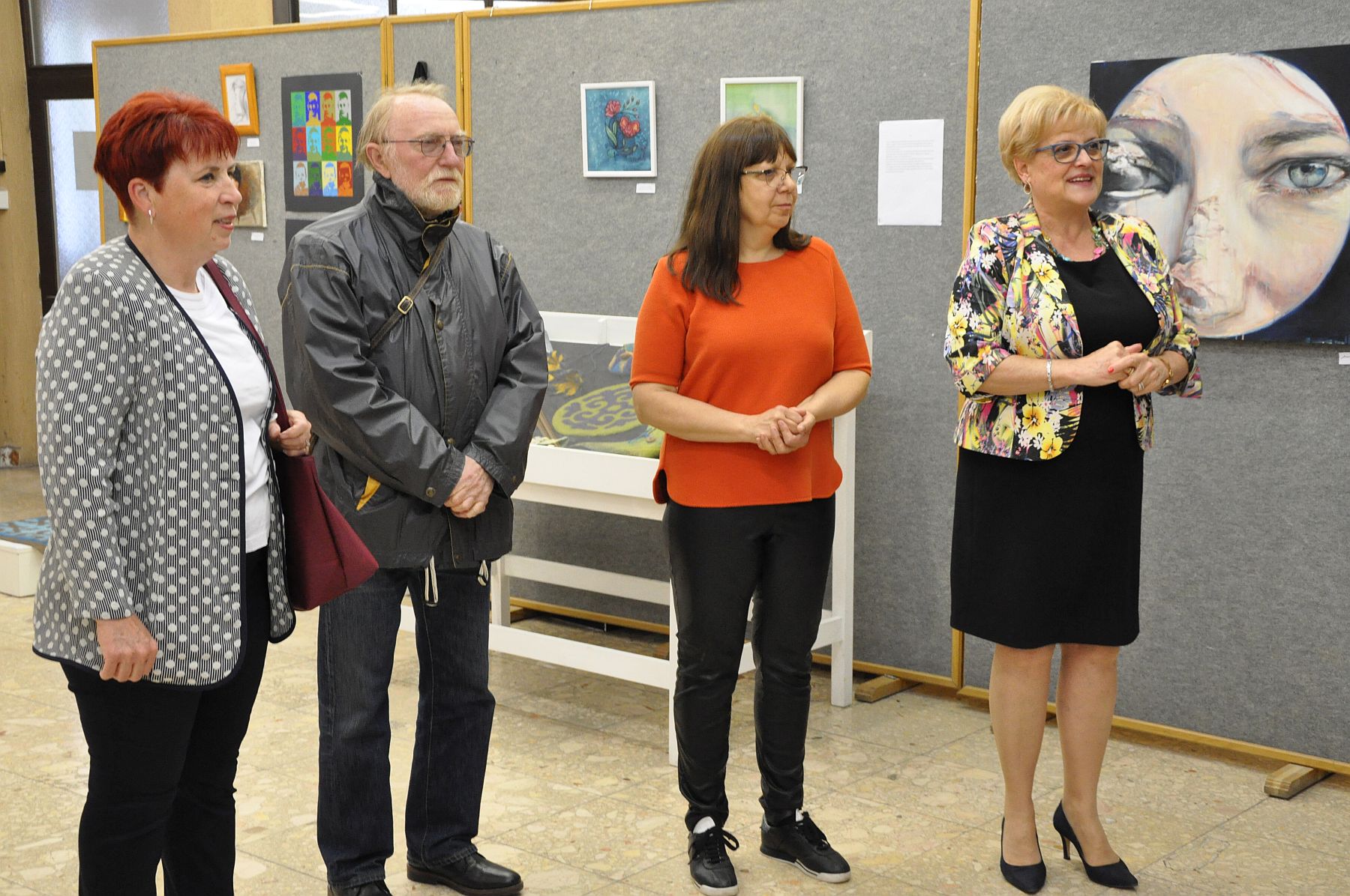 Húsz esztendeje végzett diákok tárlata a Tópartiban